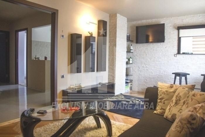 Apartament cu 3 camere decomandate, Centru - Poză 1