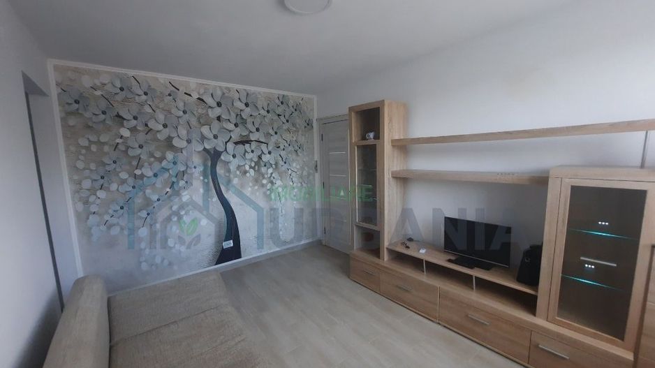 Apartament 3 camere, renovat complet, mobilat și utilat, lângă Colegiul Național „Mihail Sadoveanu”, Pașcani, cu pod pe toată suprafața - Poză 1