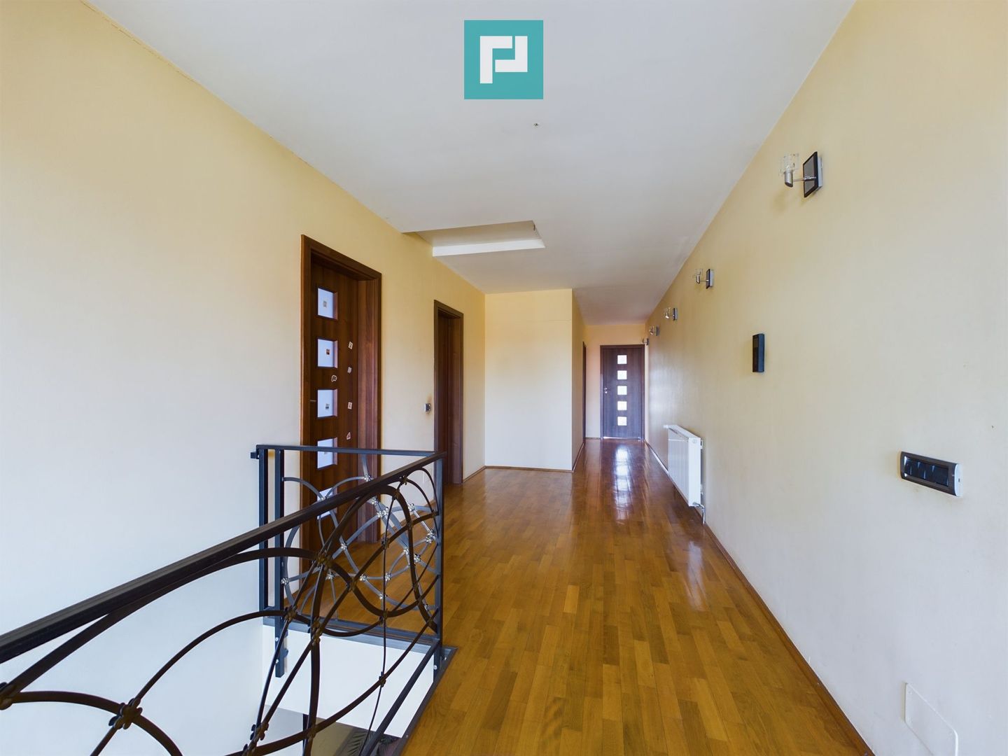 Vilă spațioasă cu 8 camere, Grădiște - Poză 8