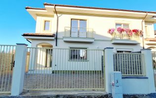 Oferim spre vanzare casa-duplex cu 4 camere si 3 bai situata in Giroc