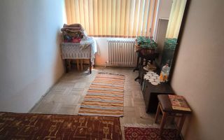 Apartament cu trei camere de vânzare in zona Micro 4 - Poză 2