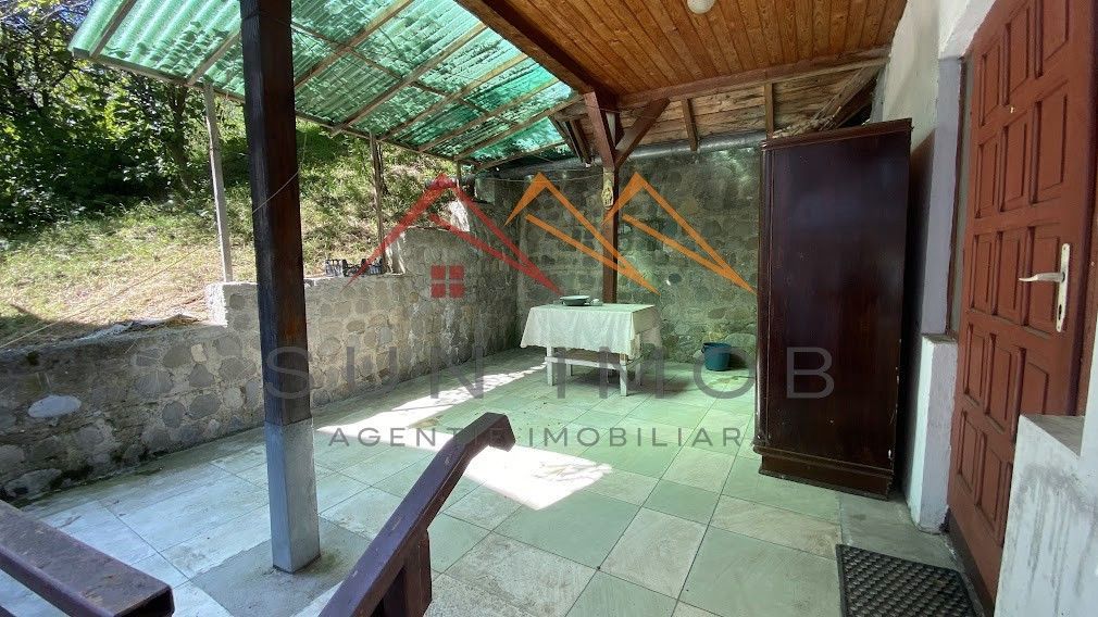 Vila de vanzare, teren 3100 mp, 7 camere, 6 grupuri sanitare, 3 CT, an 1997 - Poză 7