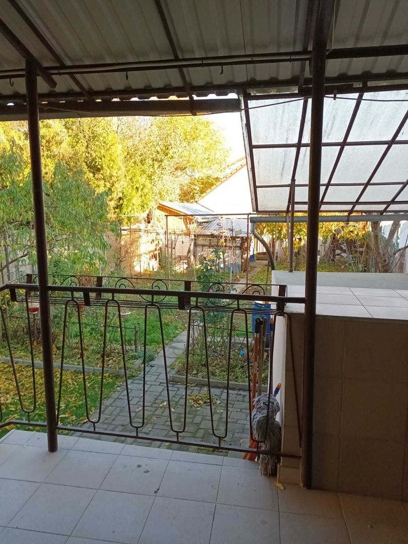 Casa cu etaj, 4 camere, central, cu acces auto in curte - Poză 8