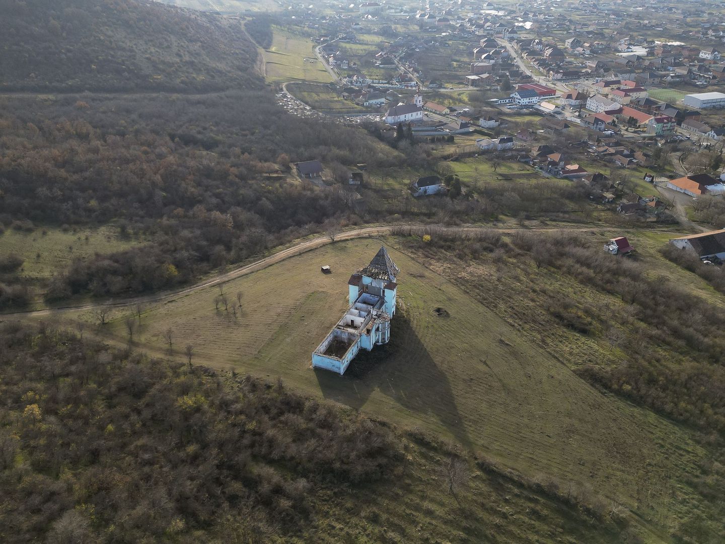 Castel cu vedere panoramică pe dealul Șiriei - Poză 11