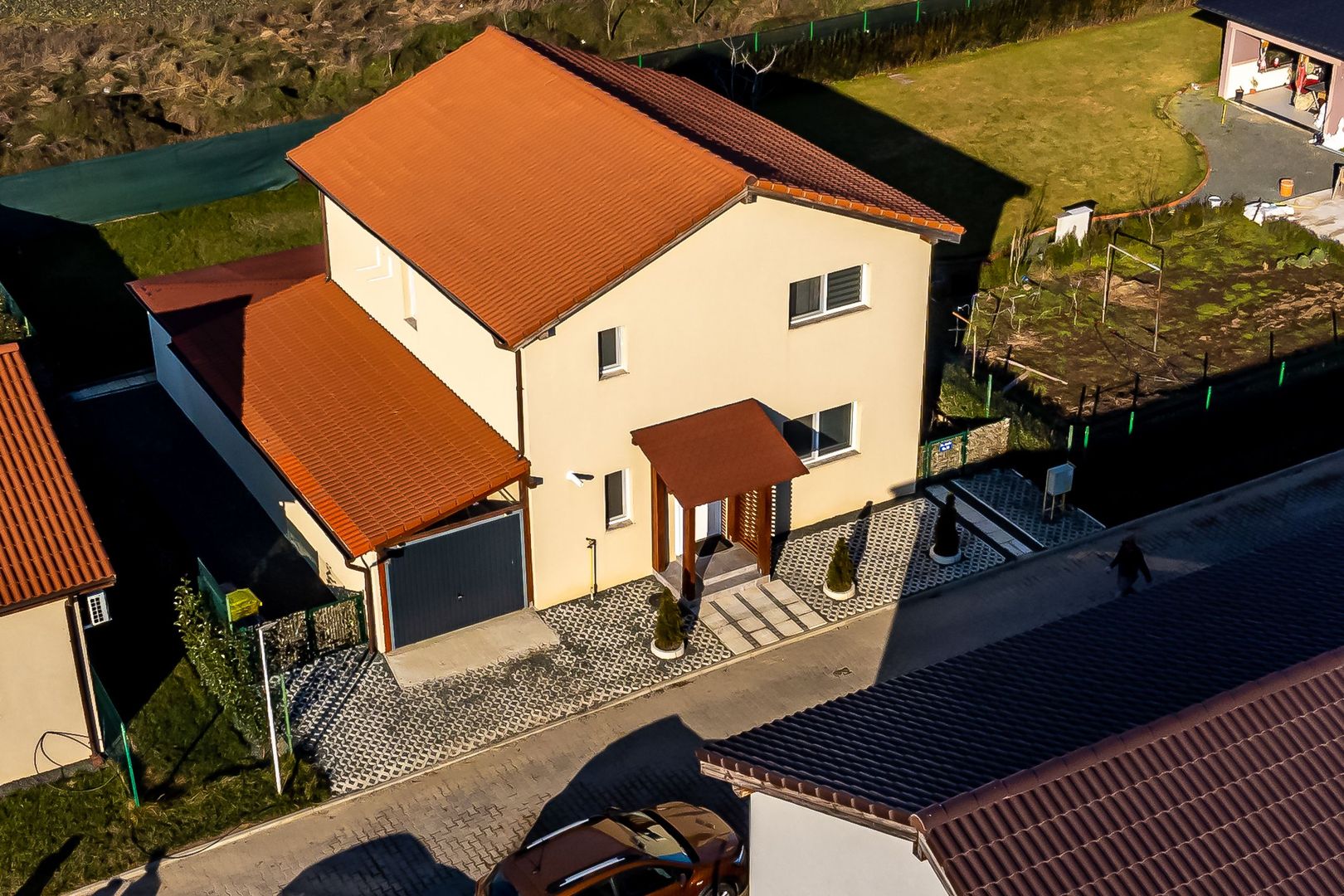 Casă cu mansardă, nouă, mobilată și utilată, în cartier Athena - Poză 1