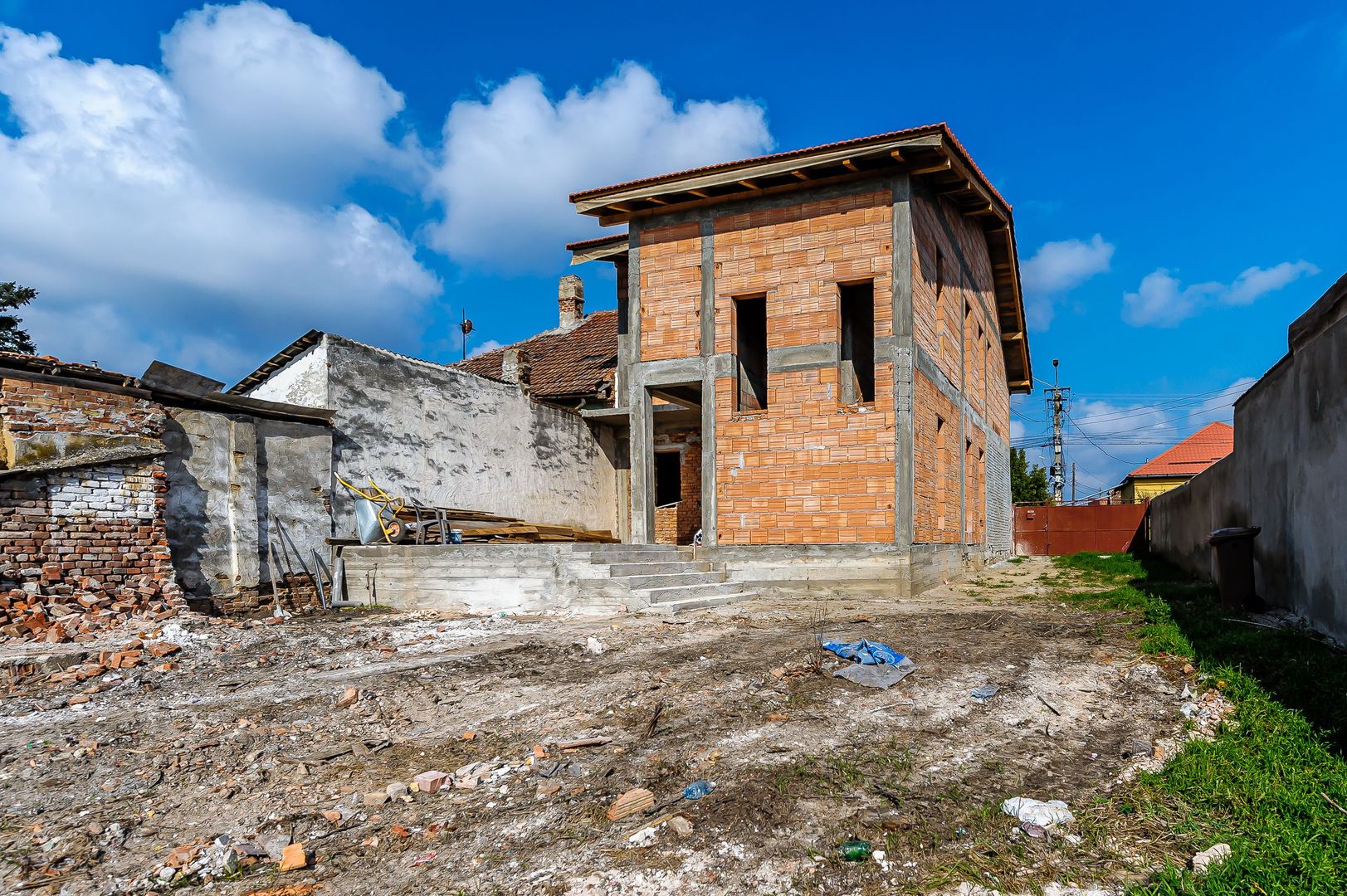 Casă la roșu în Aradul Nou. Zona Adam Müller-Guttenbrunn - Poză 3