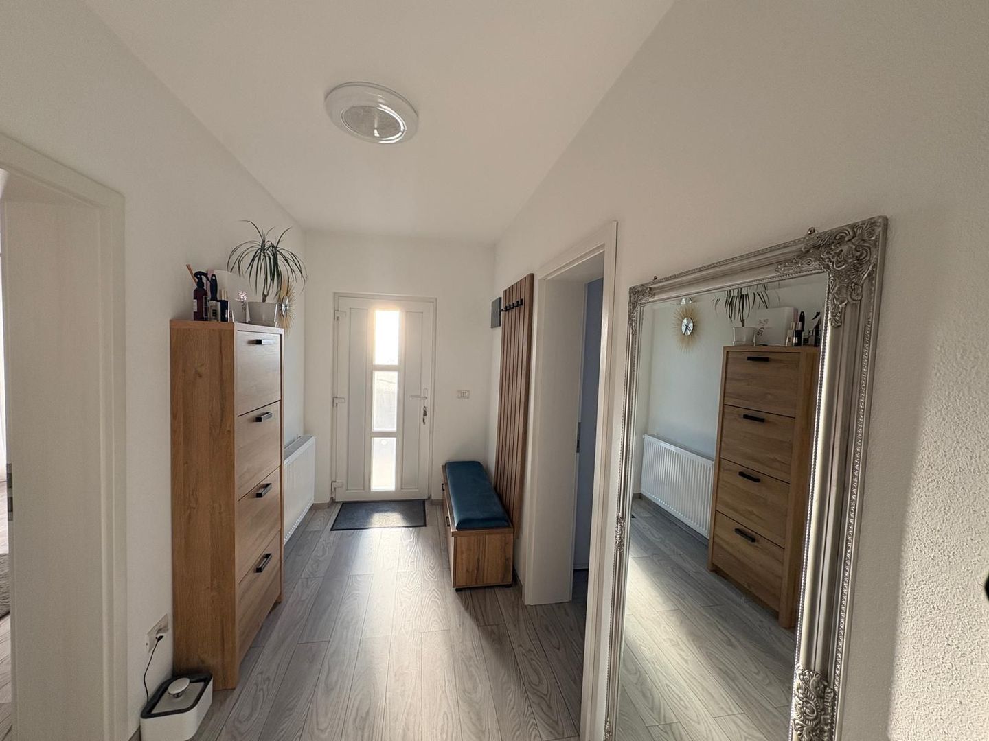 MOBILAT-UTILAT, 3 CAMERE, CURTE SPATOASA - Poză 3