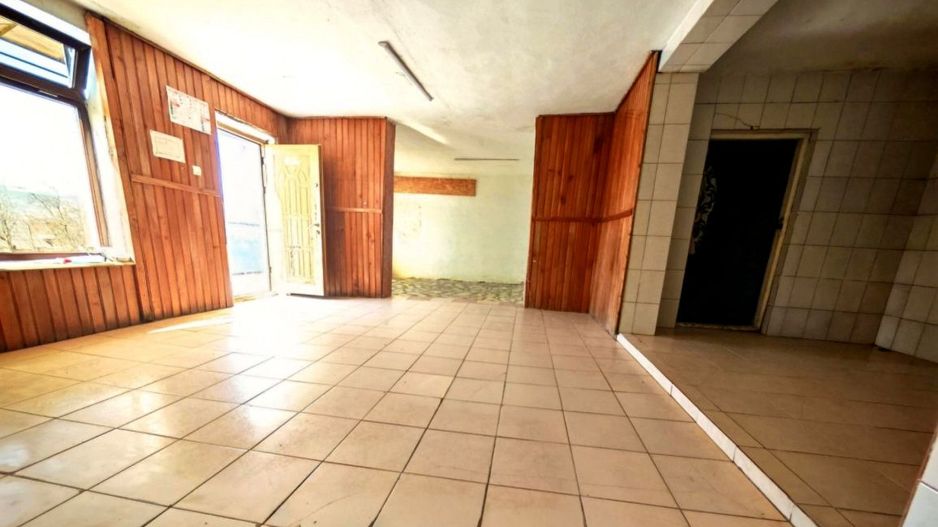 Casă cu teren generos în Dârmănești, Argeș-ideală pentru locuința sau afacere  - Poză 8