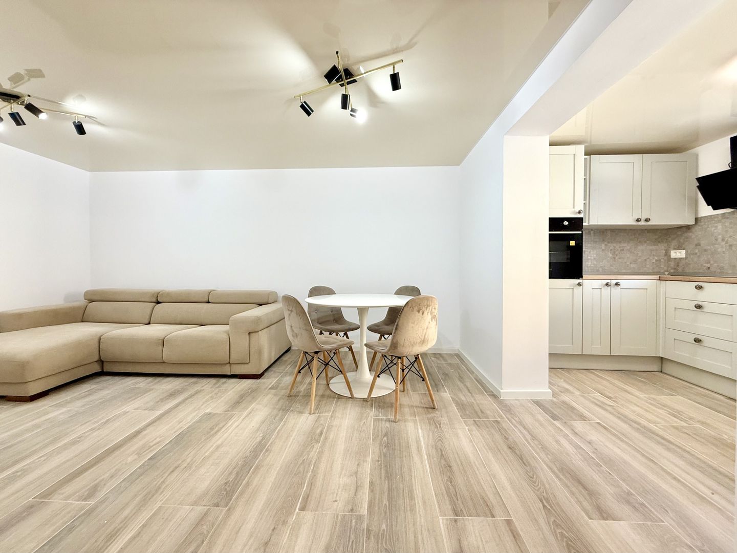 Casă premium de închiriat – Dumbrăvița - zona centrală - Poză 1