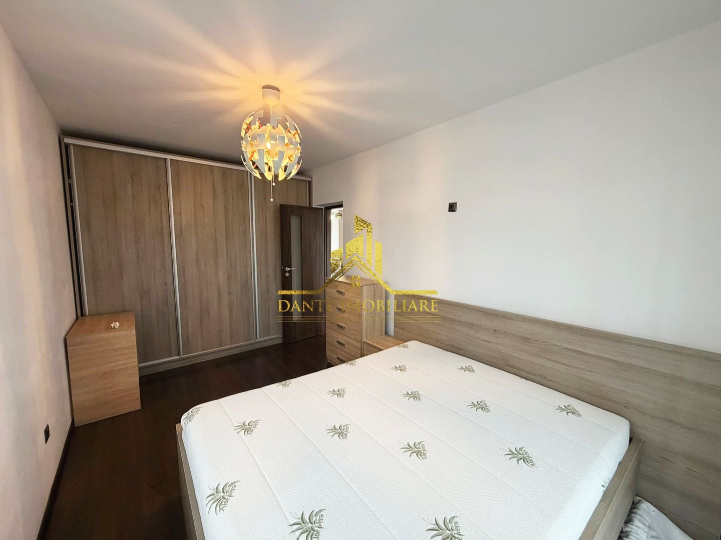 2 camere, spatios, mobilat modern, bloc nou, balcon, zona VIVO - Poză 3