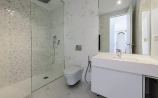 Apartamentul de la Malul Mării – Eleganță Contemporană în Inima Stațiunii - Poză 17