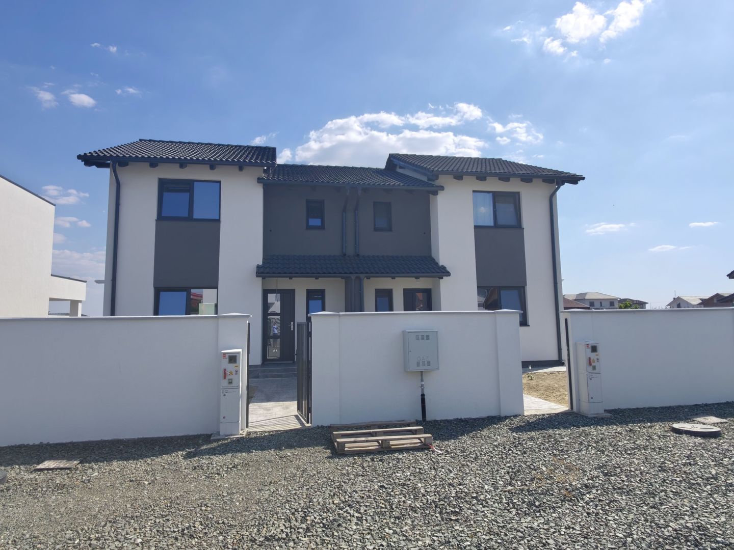 Sacalaz, 1/2 Duplex P+M 4 Camere,2 Bai,Terasa Acoperita - Poză 1