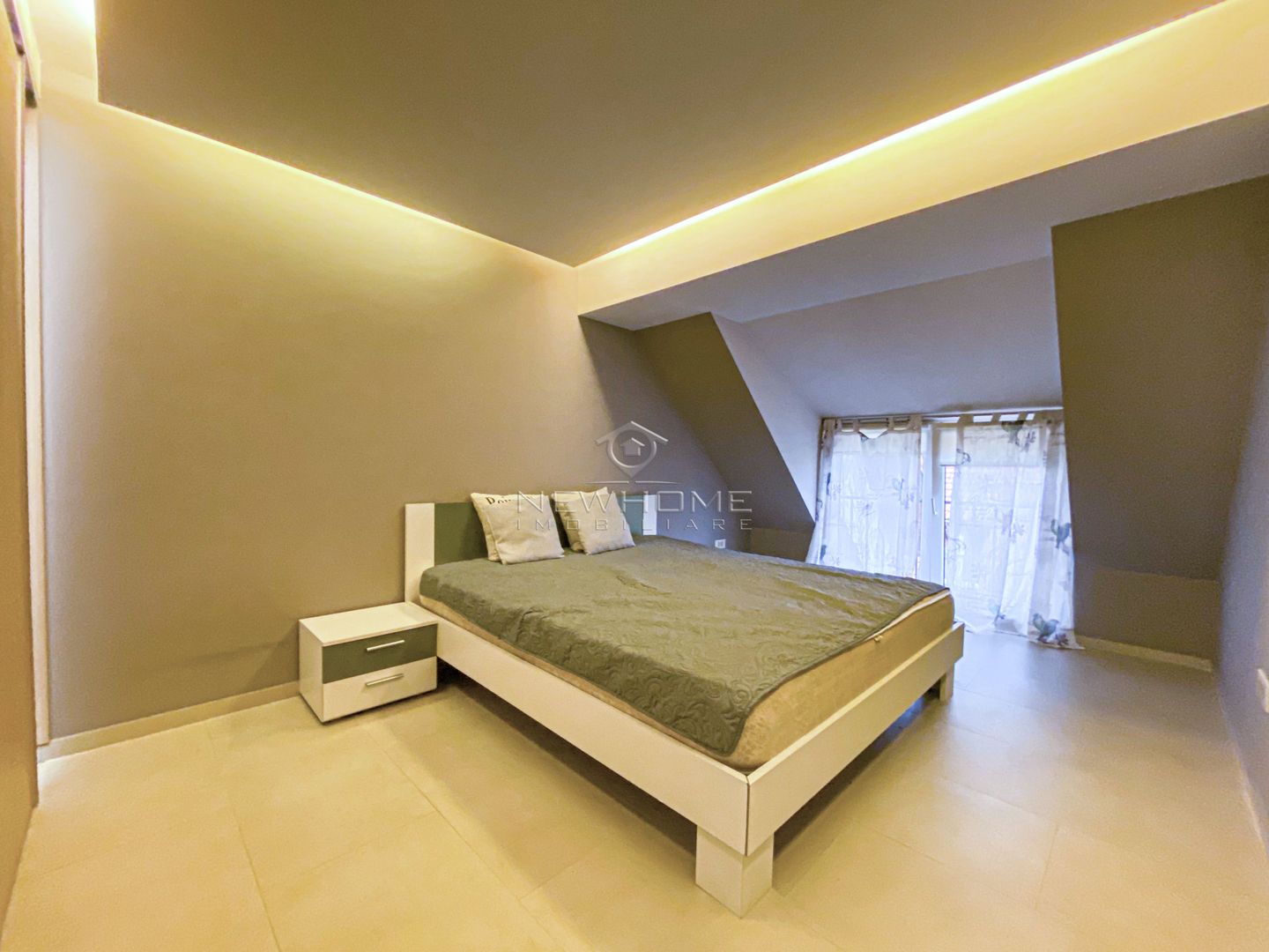 Apartament LUX 4 camere Parcare, zona Campului - Poză 3