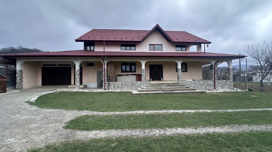 Casă de vânzare în Pucioasa! - Poză 1