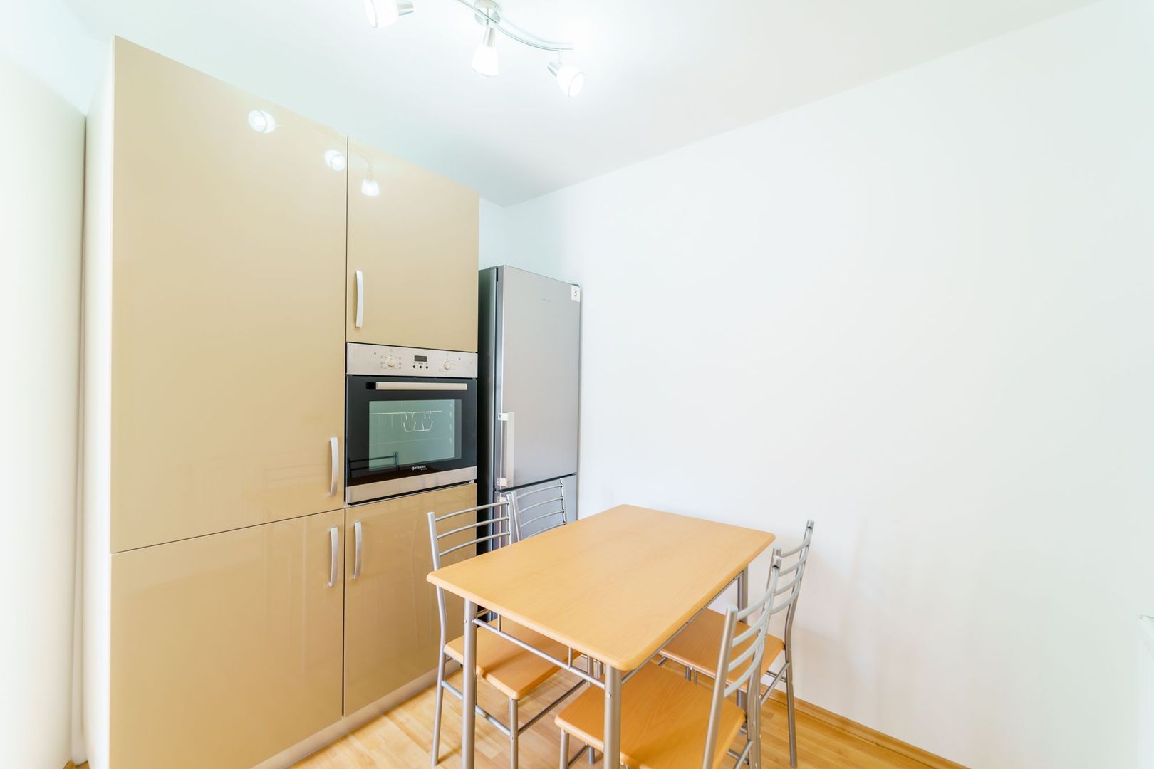 Apartament la casă zona Uta - Poză 2