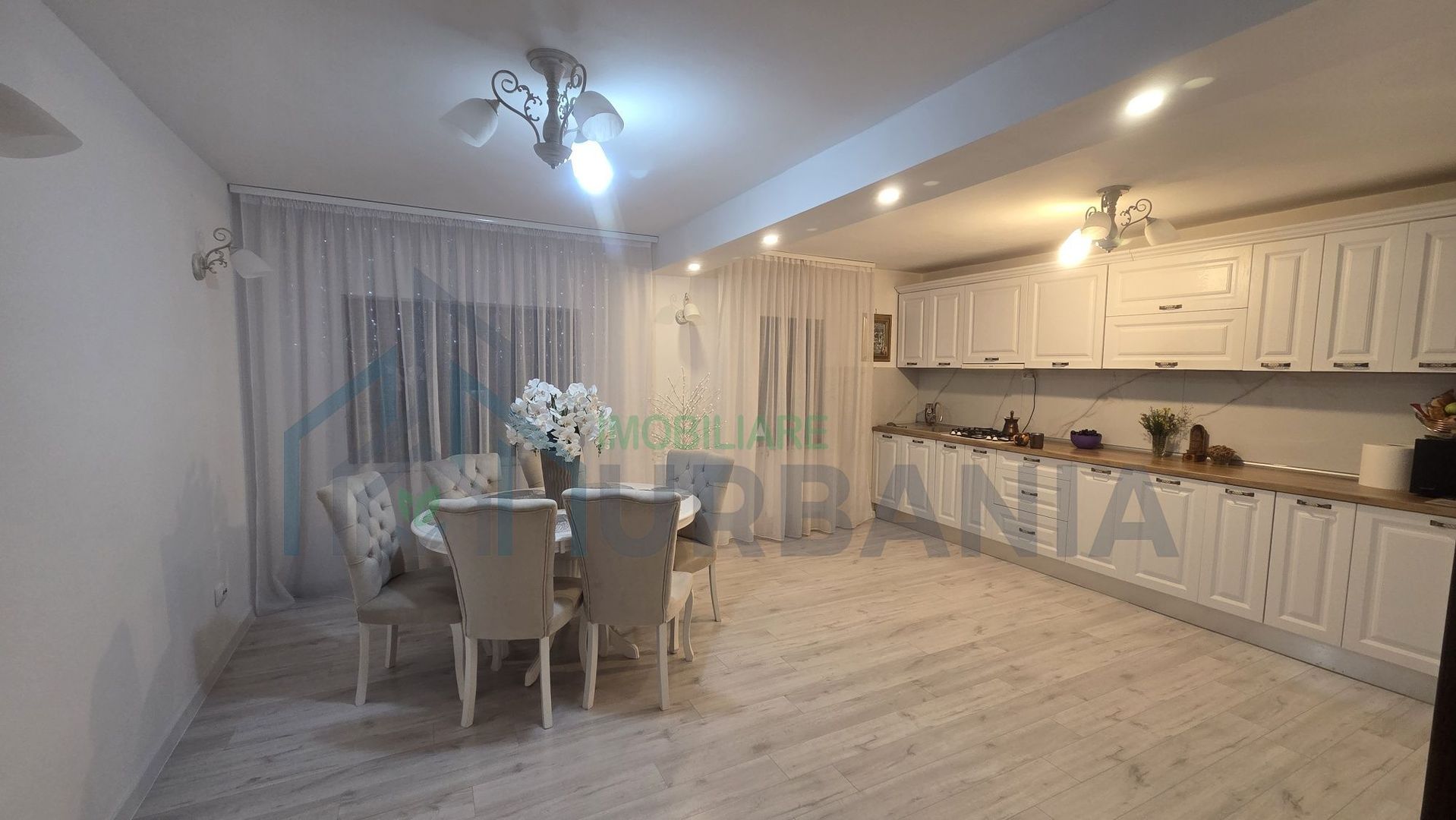 Vilă spațioasă de vânzare în sat Carlig, ideală pentru două familii - Poză 8