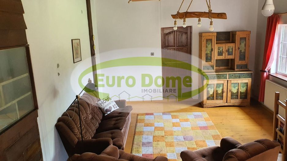 Casa primitoare, curte si gradina, priveliste frumoasa catre munti. - Poză 2