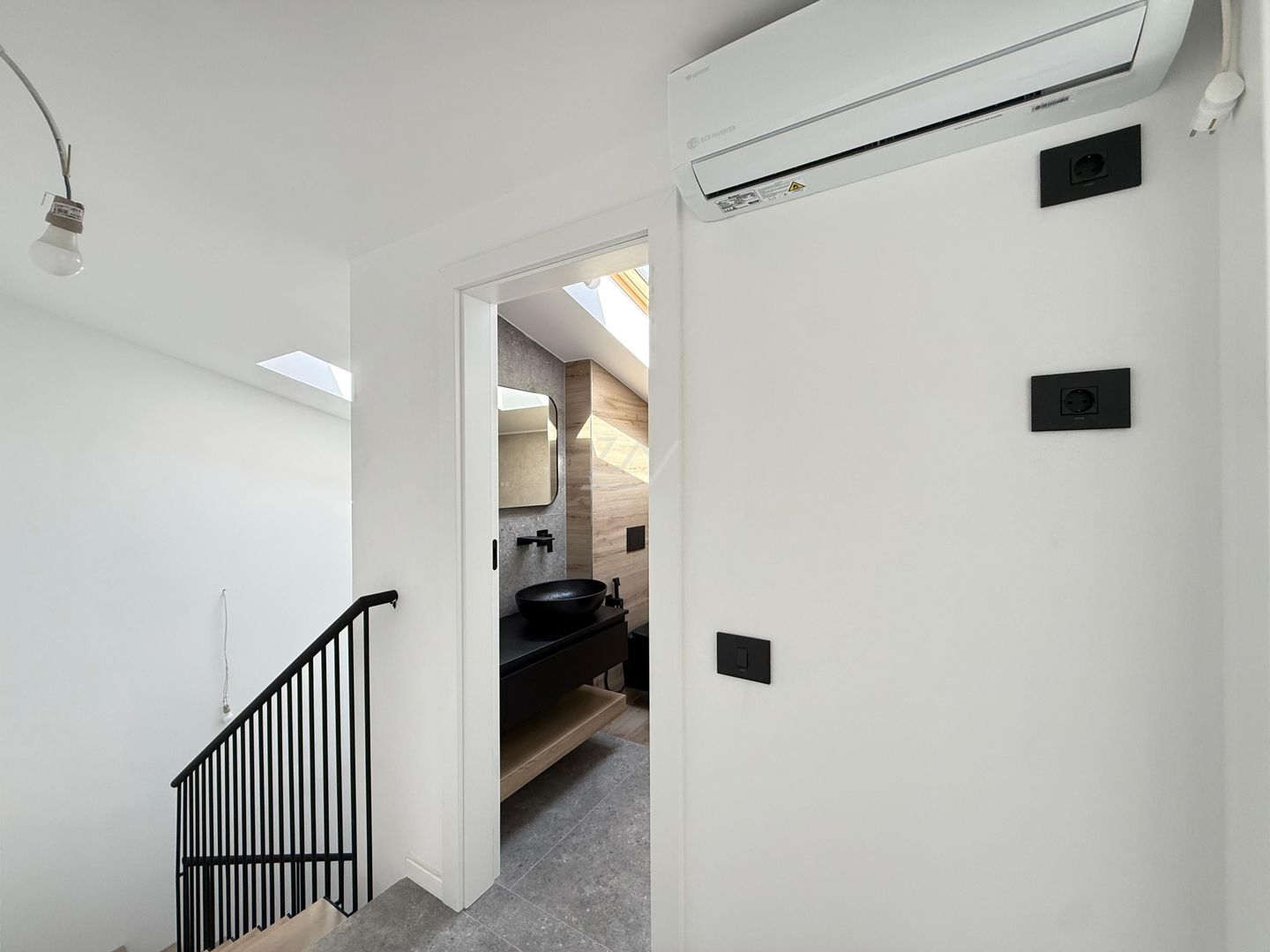 Ap pe 2 niveluri. 3 camere, 2 bai. 2 locuri de parcare. - Poză 15