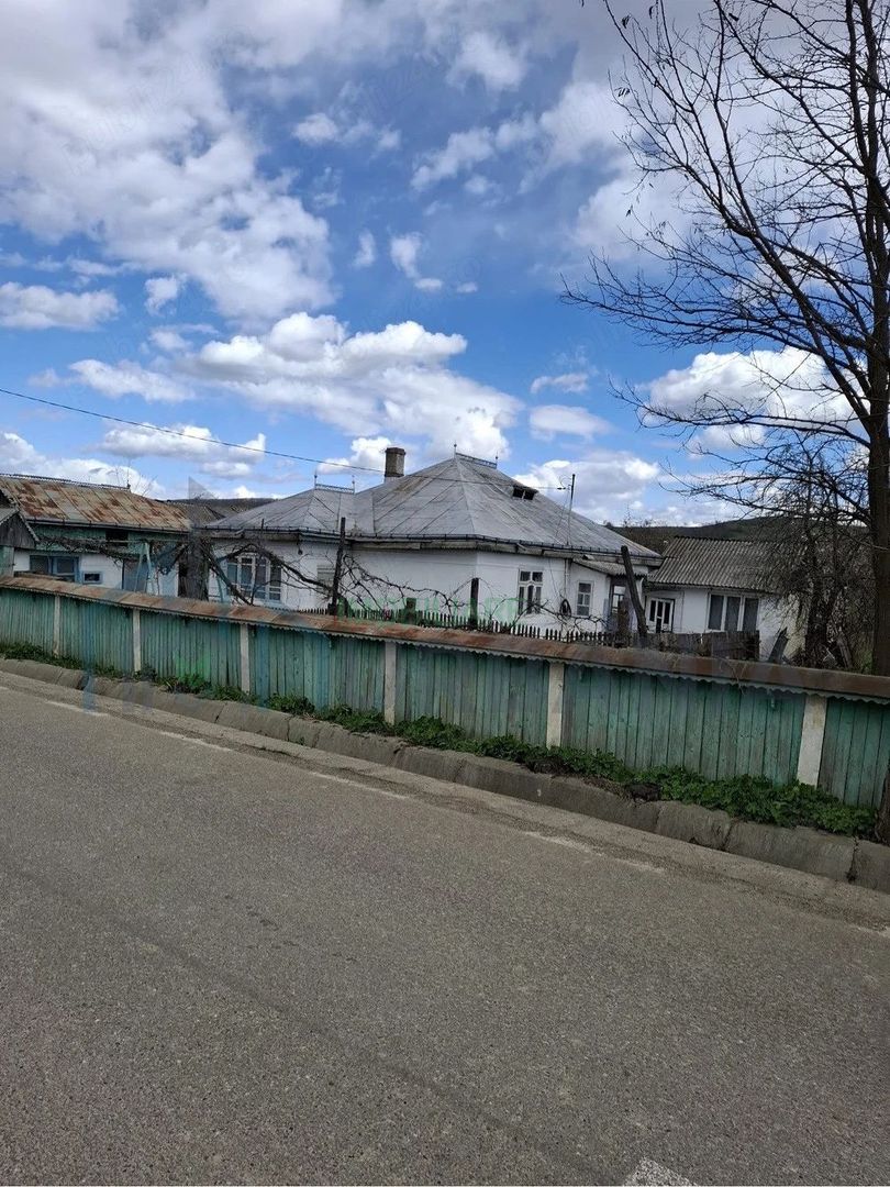 Casă tradițională din cărămidă cu anexe și teren 5000 mp, Dumbrava, com. Lespezi - Poză 1