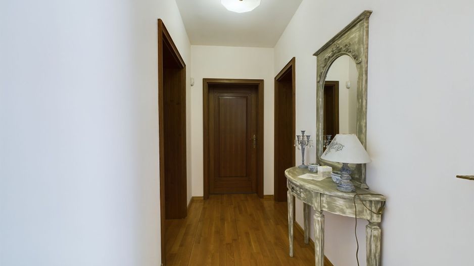 Vilă/casă cu 6 camere 400mp în Dumbrăvița - Poză 9