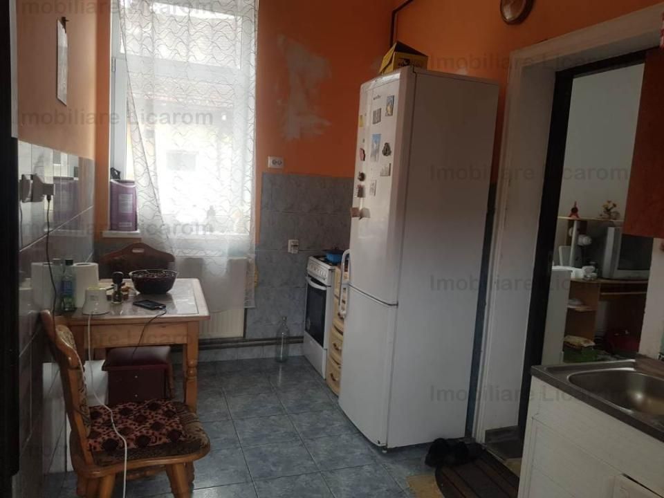 Corp de casa Blumana, zona str Lunga,curte,pod,beci. - Poză 6