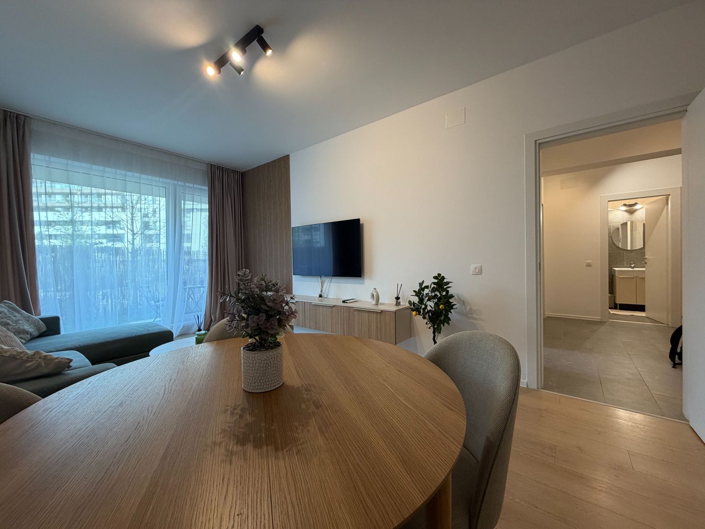 CHITILA - Atria Urban | Chirie 2 Camere cu Curte + Piscina | Parcare - Poză 2