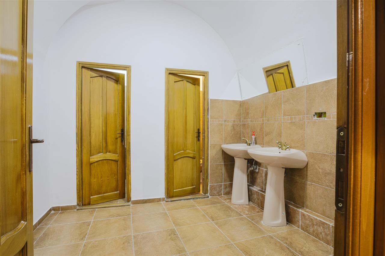 Sub mantia arhitecturala istorica a Cetatii Timisoarei, Spatiu comercial - Poză 29