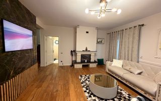 Apartament tip penthouse cu terasa si acces la curte - Poză 1