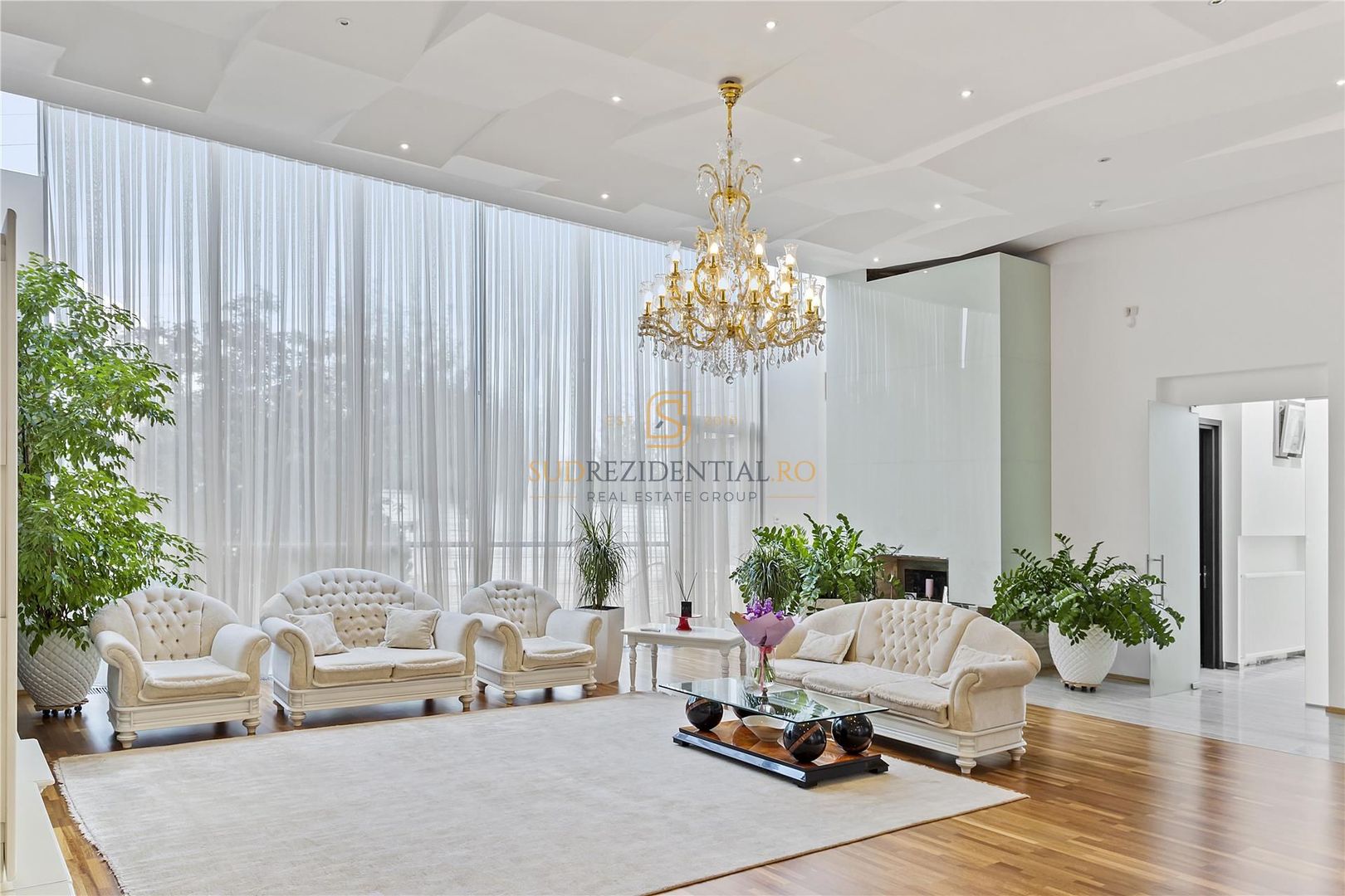 Vila exclusivista cu piscina, sauna si crama, 479.27 mp, langa padure - Poză 2