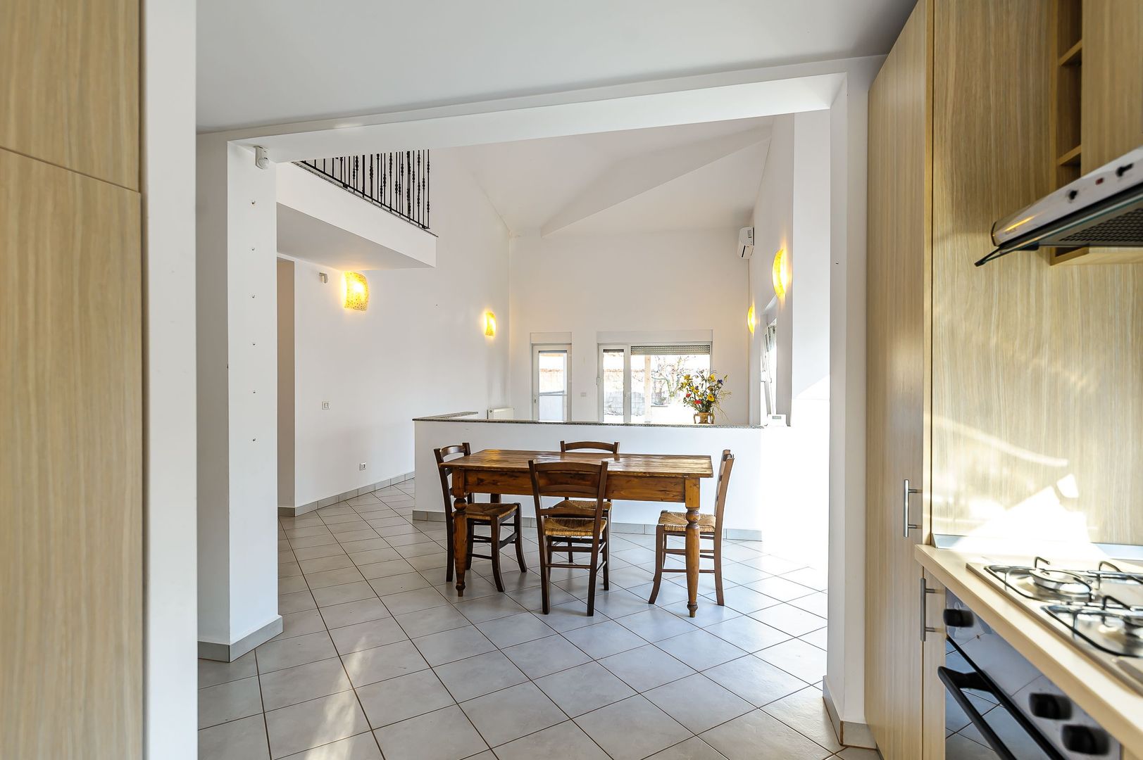 Casă frumoasă și plină de lumină. - Poză 3