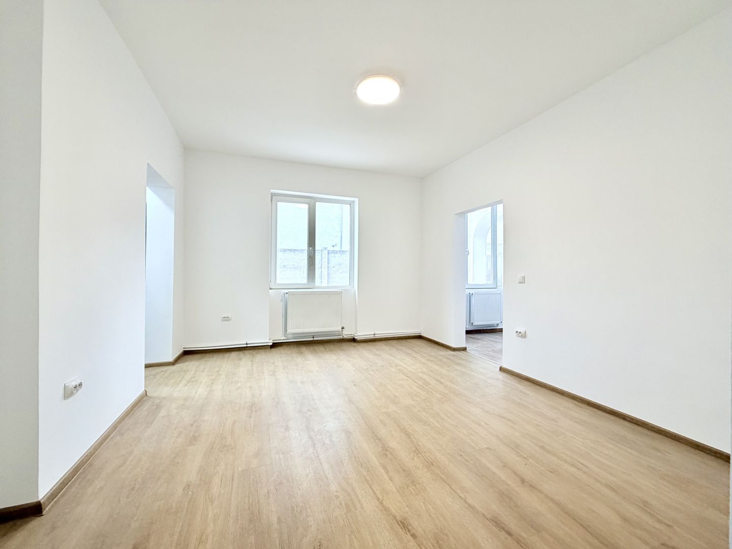 Spațiu comercial de închiriat – artera principală în nordul orașului. - Poză 9