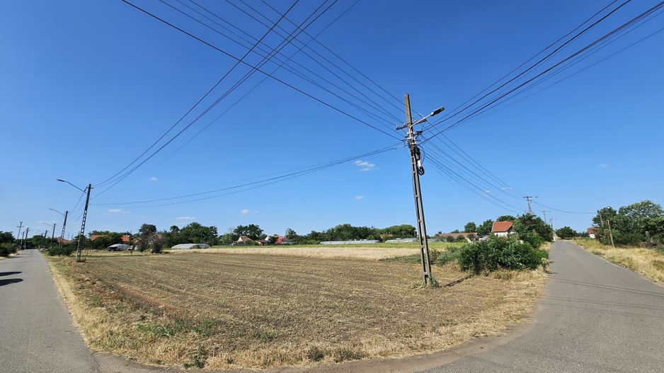 Teren intravilan generos 2 fronturi 900 mp Curtici Jud Arad - Poză 3