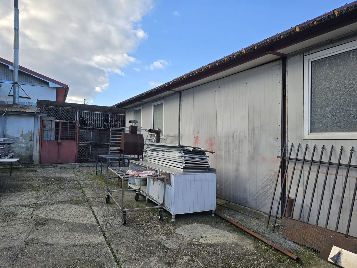 Se oferă spre vânzare / închiriere clădire cu spațiu comercial - Poză 20