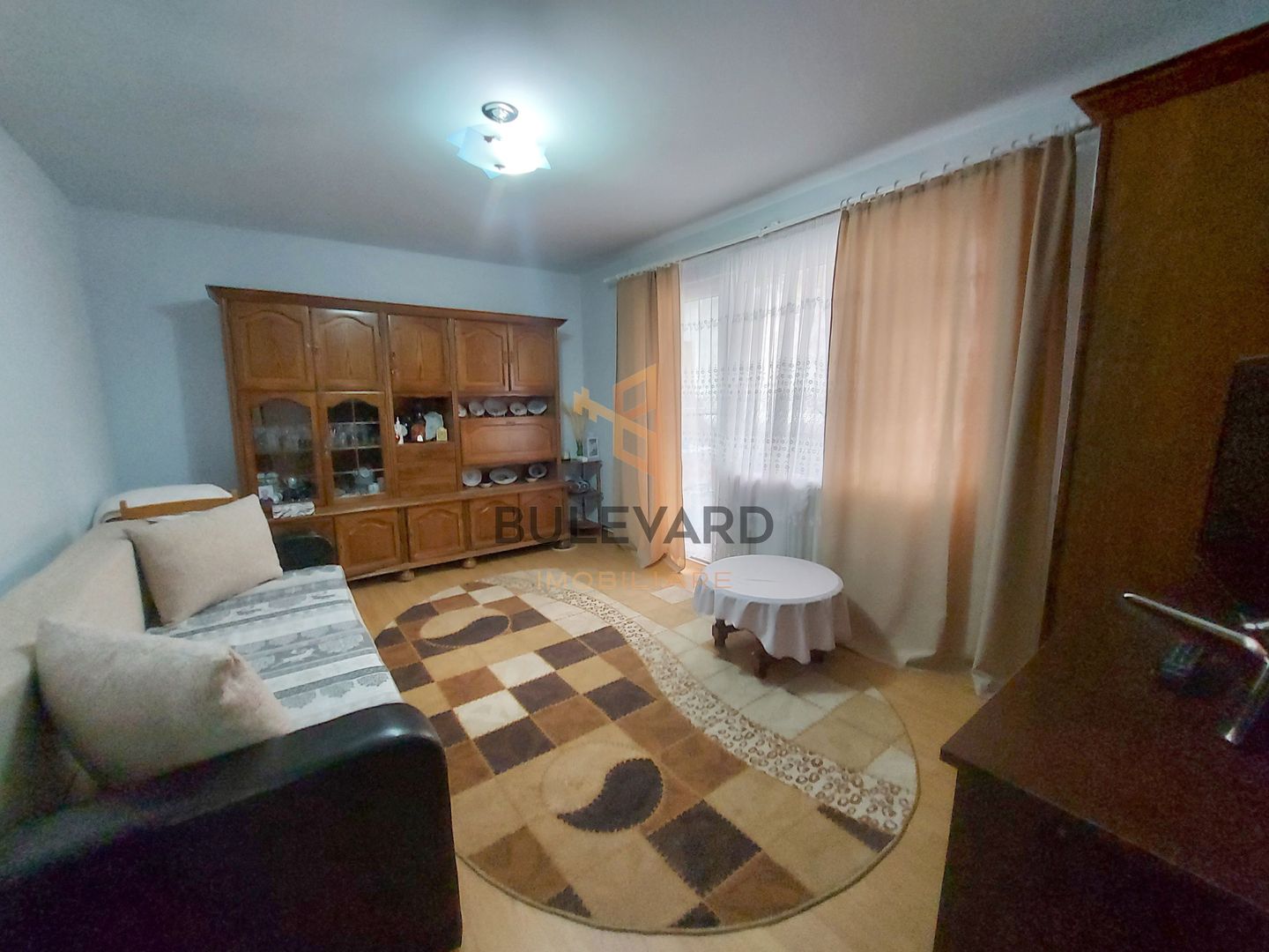 Apartament cu 3 camere decomandate, zona strazii Parang! - Poză 1