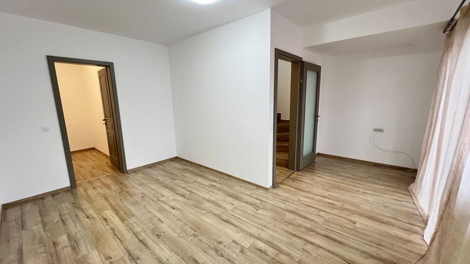 Casa cu 7 camere | 3 balcoane | Garaj | 220 mp + 80 mp curte | Cartier Panorama - Poză 17