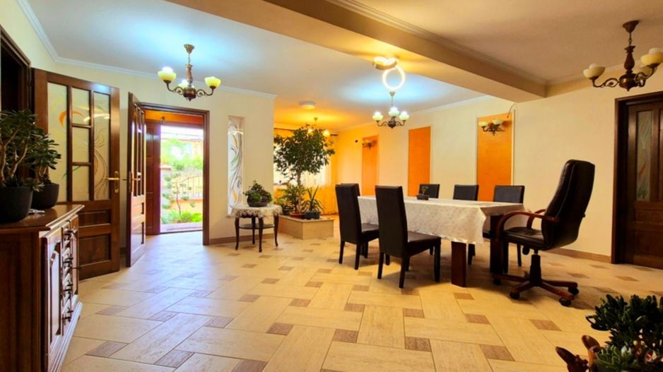 Cauți o casă mare sau spațiu pentru business? Aici le ai pe ambele! - Poză 21