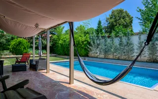 Vilă de arhitectură cu piscină, garaje și teren de 800 mp - Poză 42