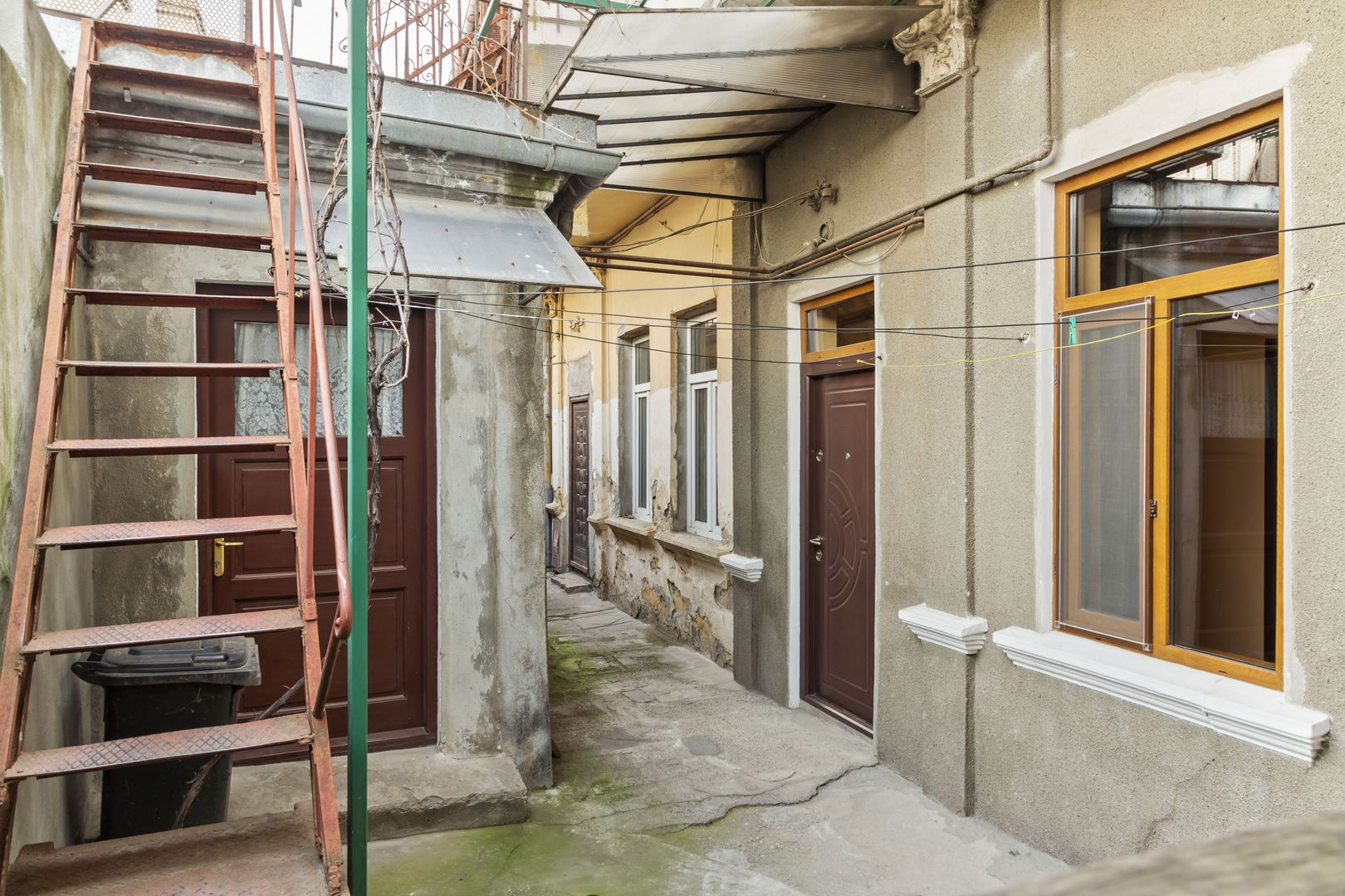 Vindem apartament la curte aproape de parcul Carol - Poză 1