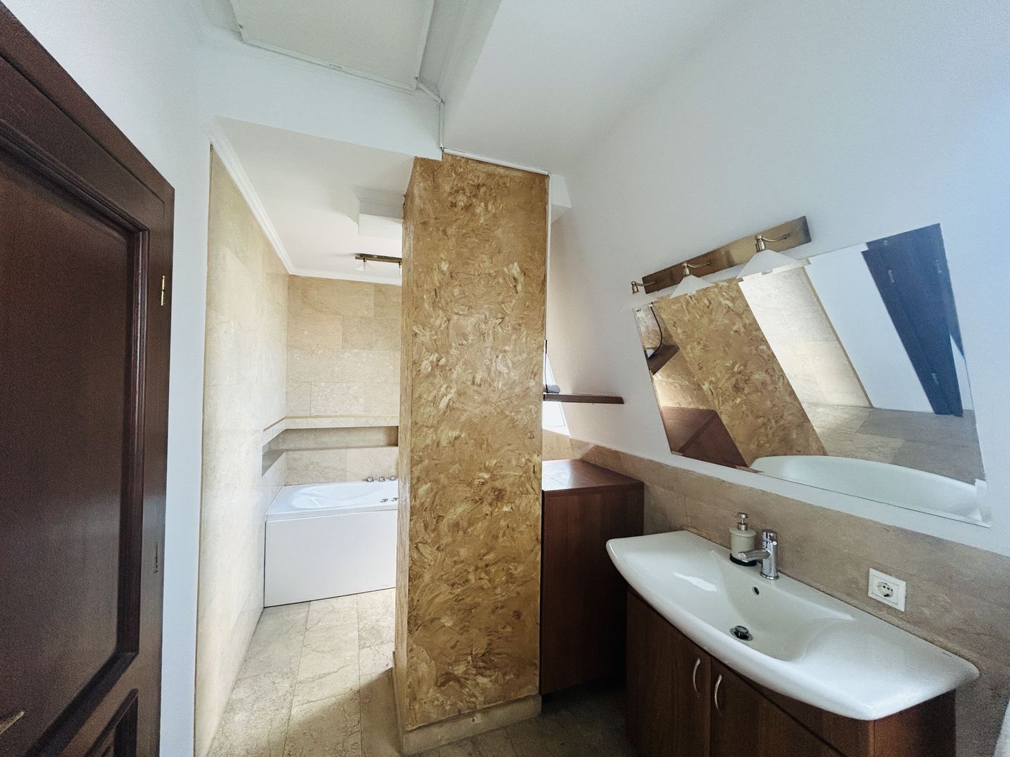 Penthouse de inchiriat, zona buna, terasa mare, mobilat si utilat - Poză 10