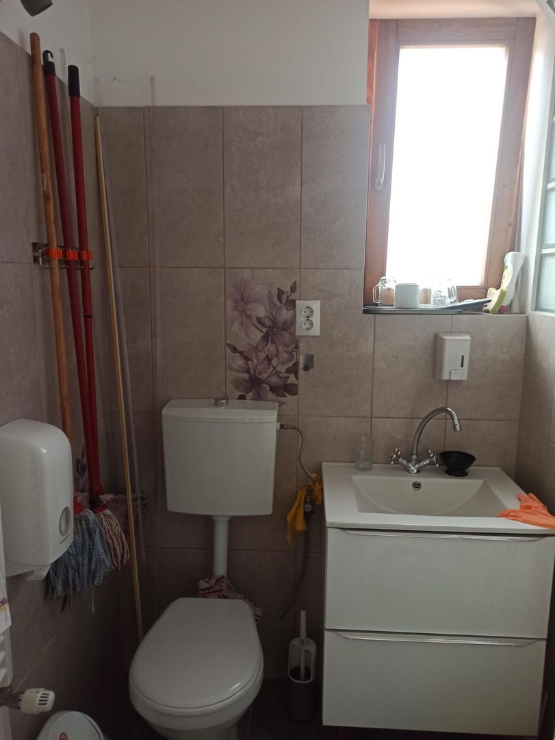 CASA CU 6 CAMERE ZONA CENTRAL - Poză 13