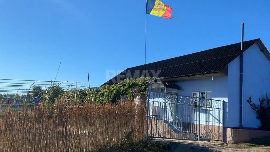 Proprietate cu casă, teren, sere și sistem de irigare – 15 min de Orhei - Poză 1