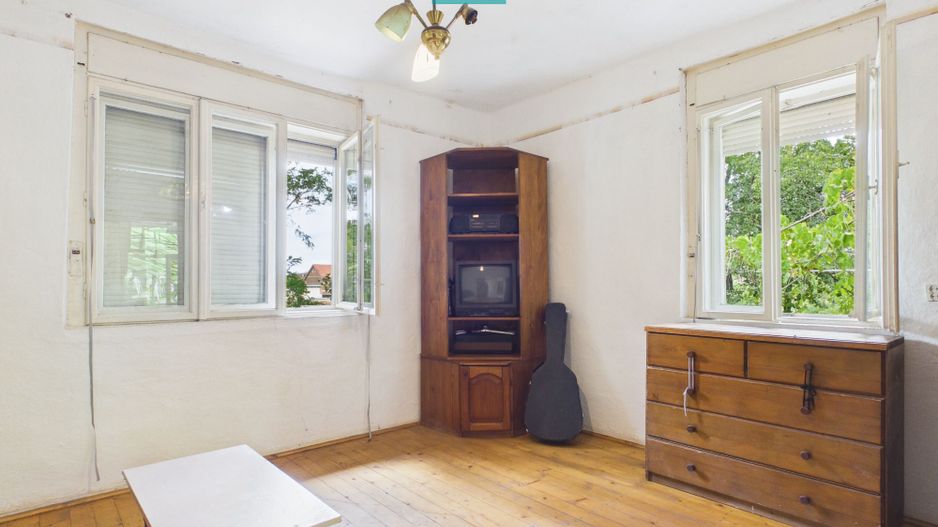 Casă cu 4 camere și teren de 4227mp în Curtici - Poză 5