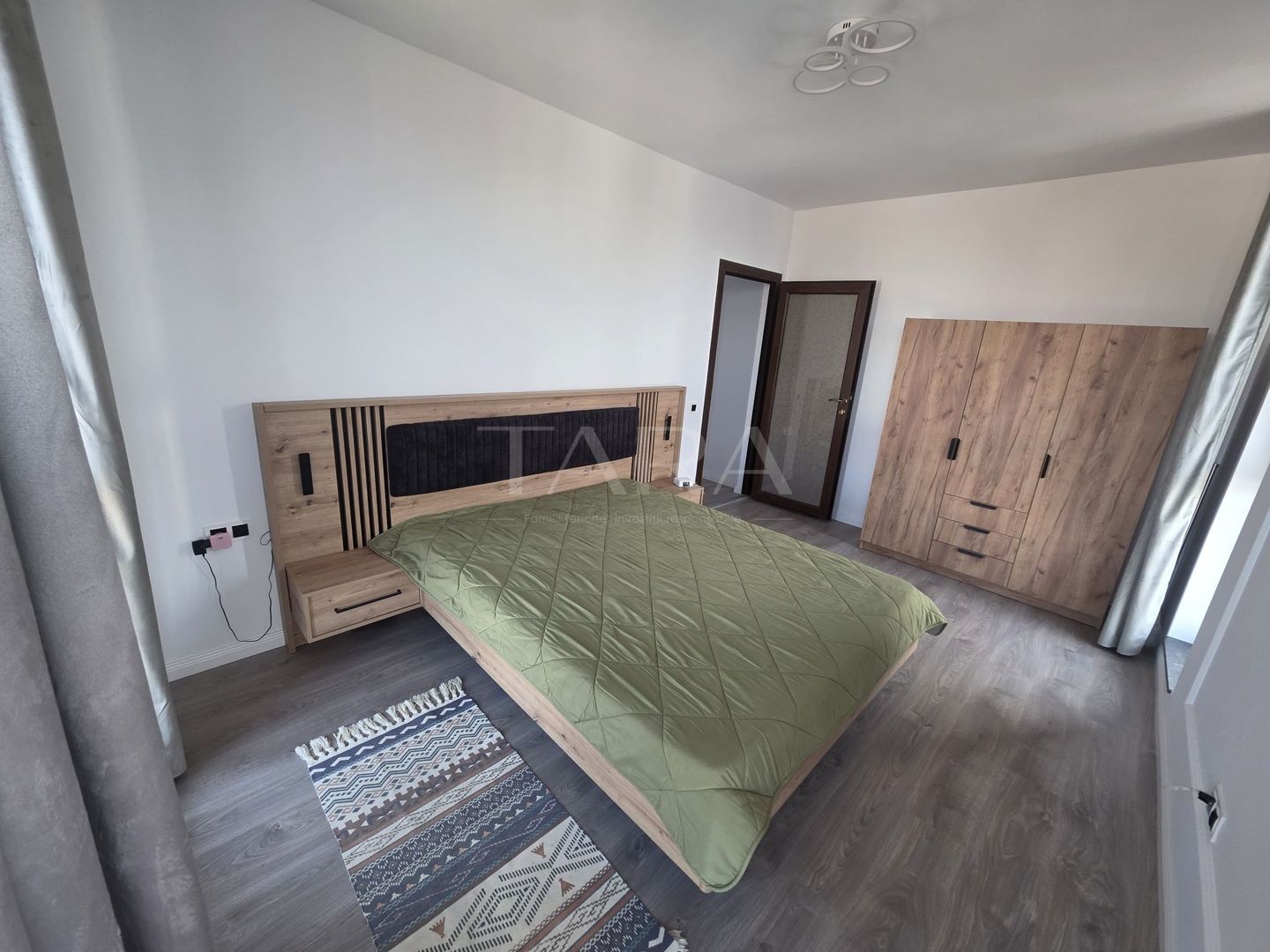 Vând apartament mobilat 3 camere in zona centrala - Poză 1
