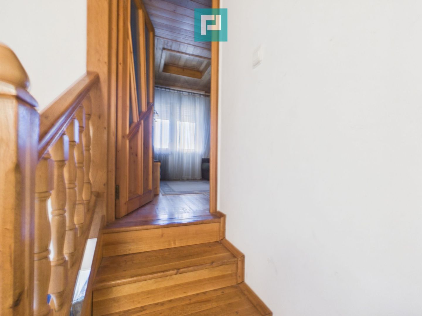 Vilă stil montan, 270 mp, teren 3000 mp - Poză 18