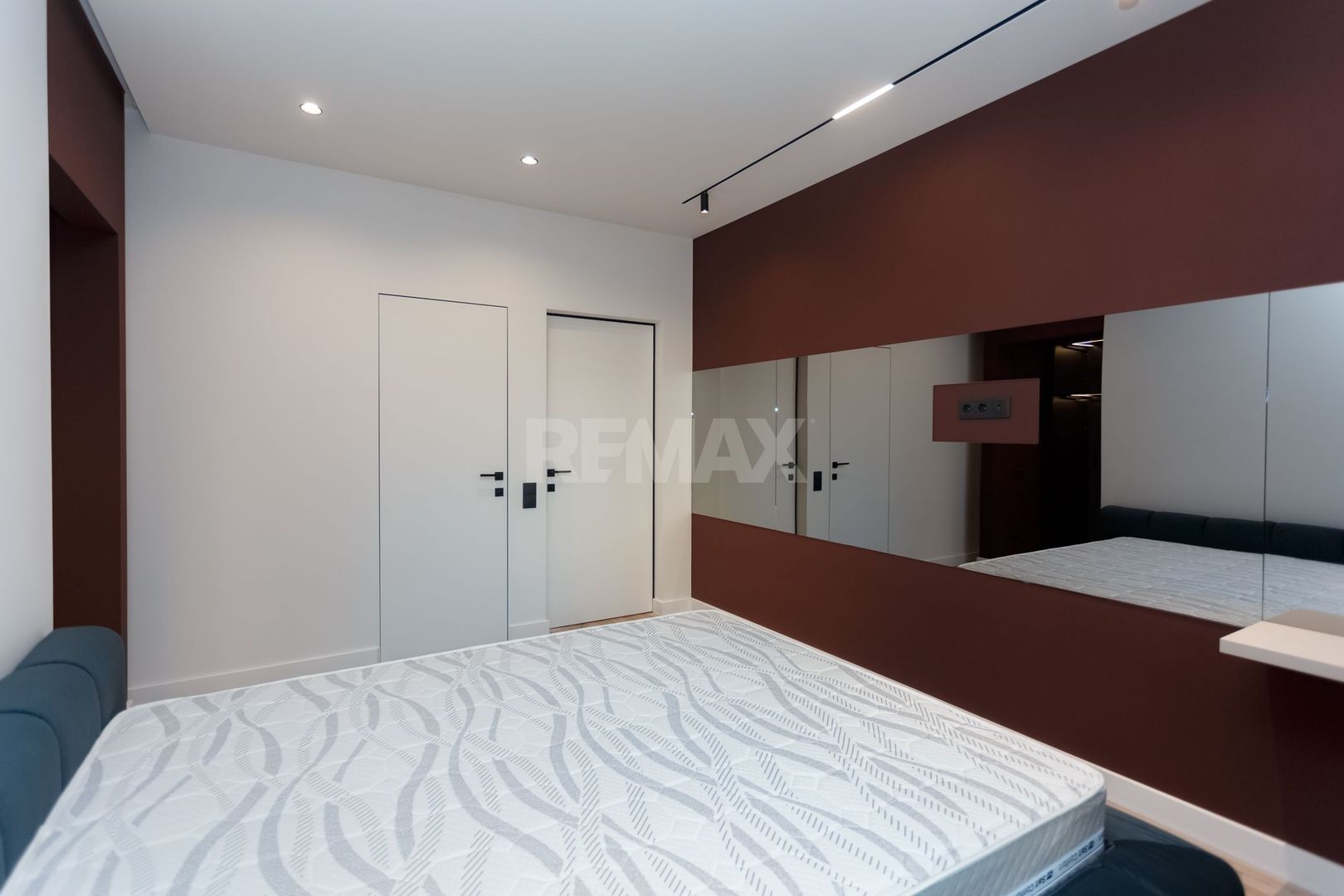 De închiriat apartament, 3 dormitoare + terasă, str. Teatrală 3, Centru. - Poză 6