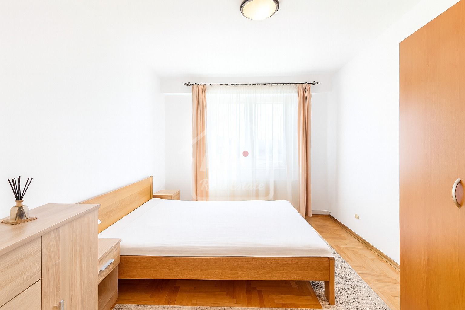 Suprafata Generoasa Garii - Poză 4