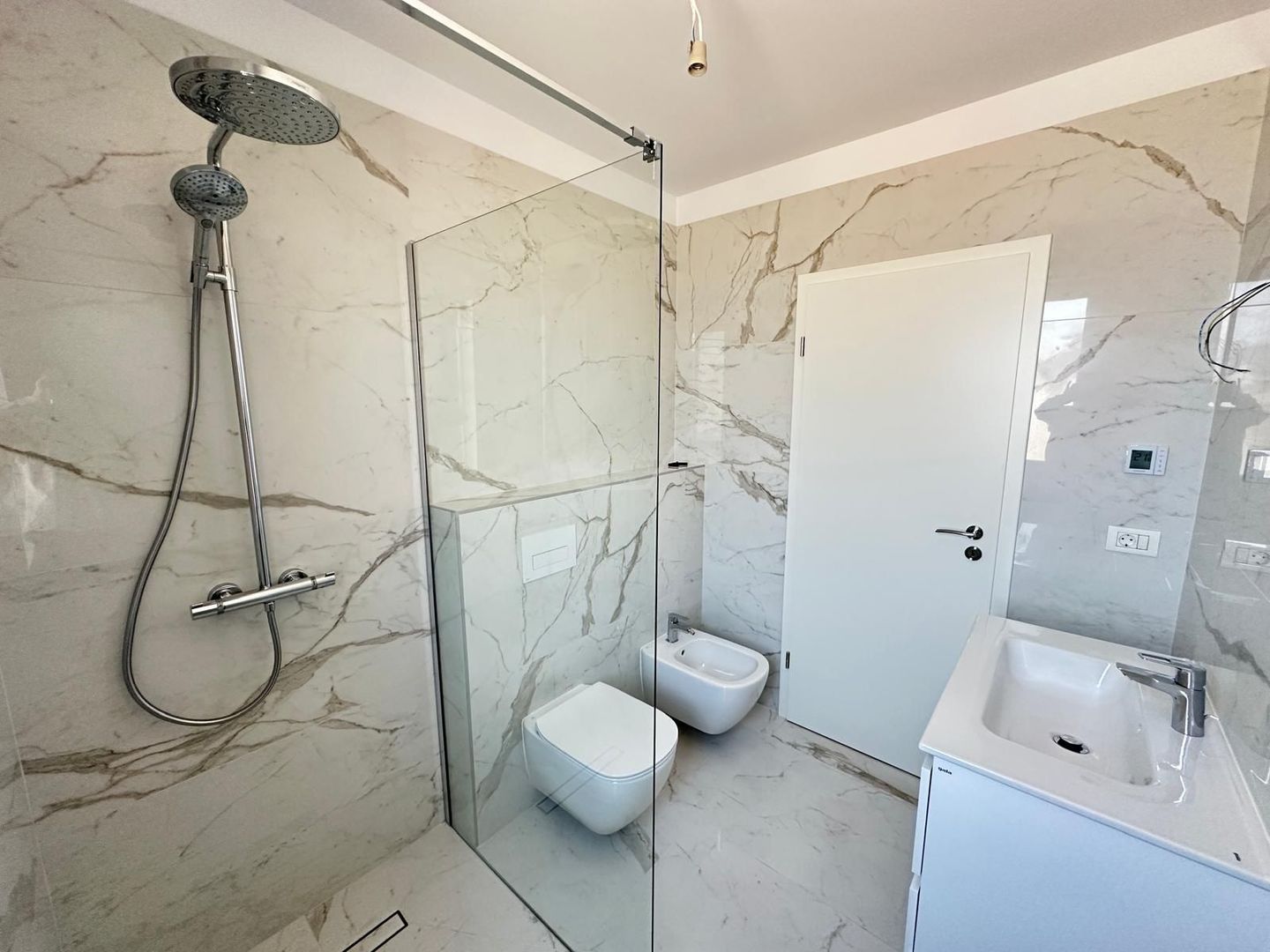 COMISION 0! Duplex finalizat - 5 camere, 3 bai. Panouri fotovoltaice. - Poză 4