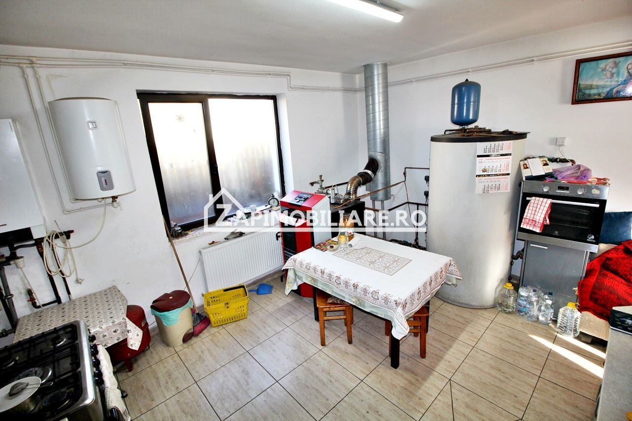 Casa 8 camere,4 bai,482mp,1.100mp teren,2 garaje,0% comision - Poză 26