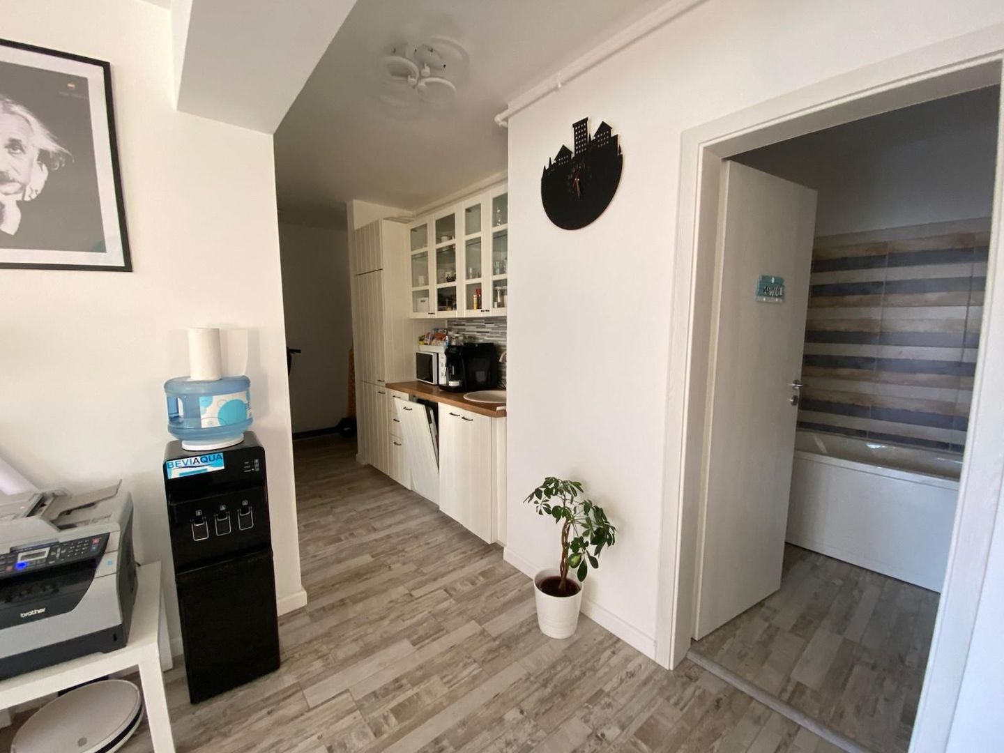 Birou shared (coworking)cu grădină, terasă si parcare proprie - Poză 11