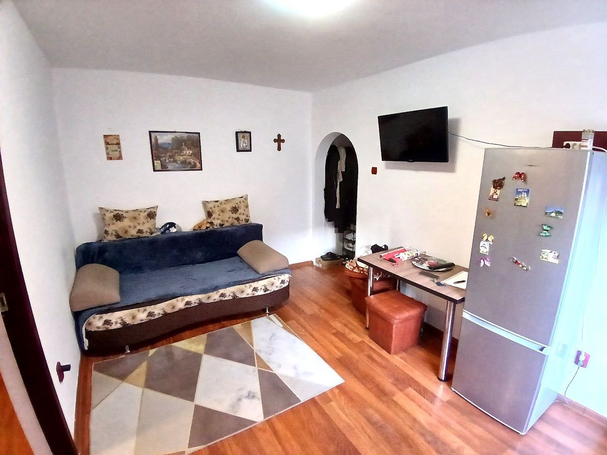 Apartament 2 camere Tecuci etaj 1 – zonă centrală - Poză 1